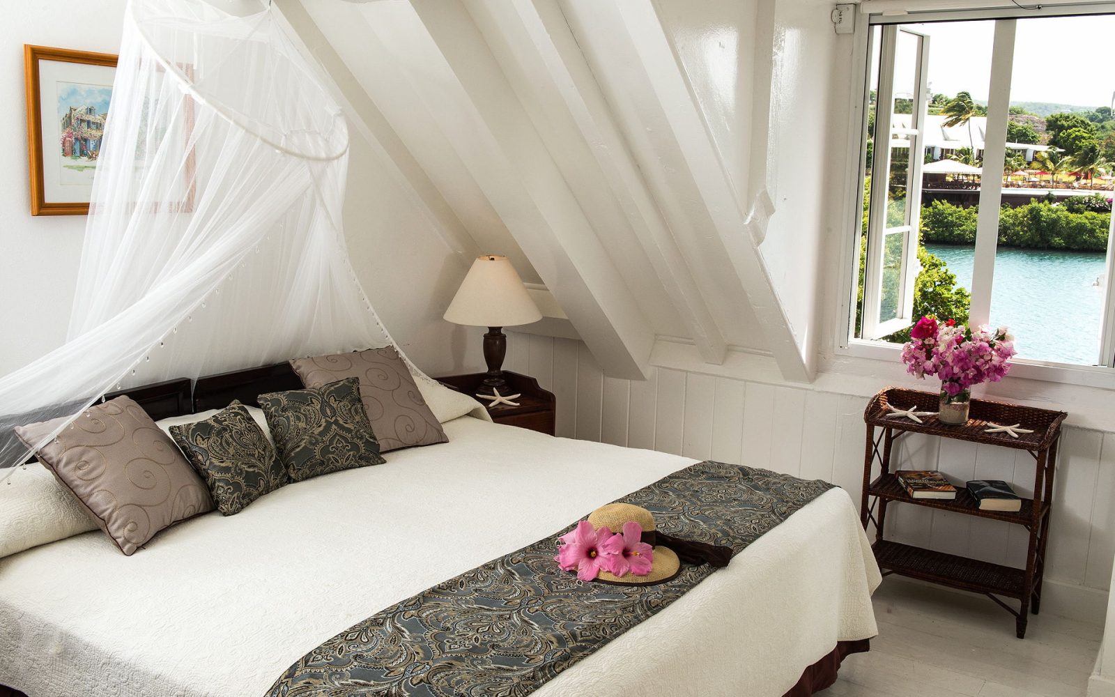 Admiral's Inn & Gunpowder Suites Standard Room with king bed or two twins. View of Harbour